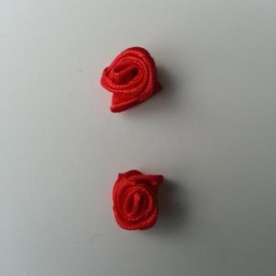 Lot de 2  minis roses en satin 10 à 15mm rouge