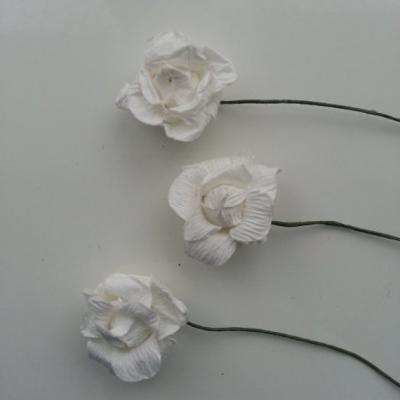 lot de 3  roses en papier blanc sur tige 30mm