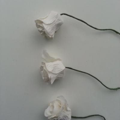 lot de 3 boutons de rose en papier blanc sur tige 20mm