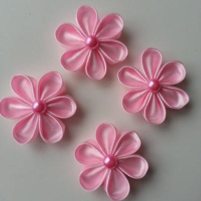 4 fleurs de satin rose pale  et centre demi perle rose