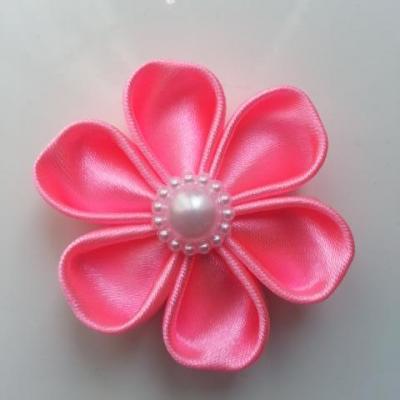 Fleur satin unie rose bonbon  5cm pétales ronds