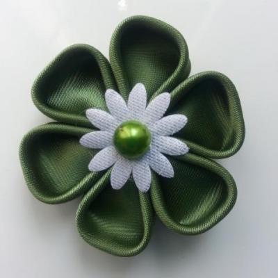 Fleur de satin 5 cm pétales ronds vert kaki centre blanc
