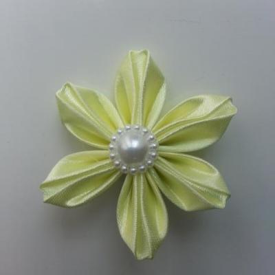 Fleur satin unie jaune pale   5cm pétales pliés
