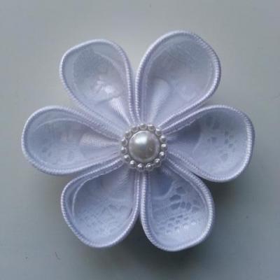 Fleur satin blanche et dentelle blanche 5cm ronde