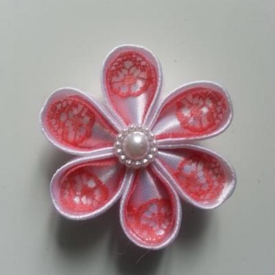 Fleur satin blanche et dentelle rose  saumon 5cm ronde