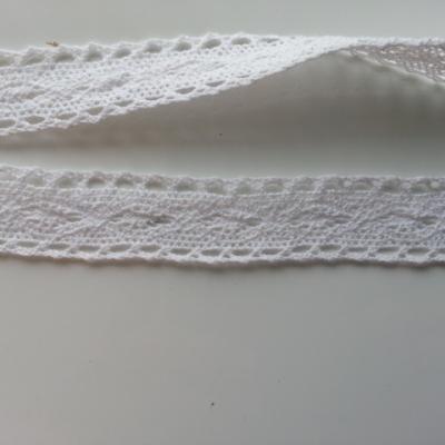 0,85 metre de ruban  de dentelle festonnée blanc de    20mm