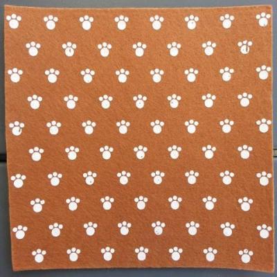 Carré de feutrine motif patte 15*15cm marron