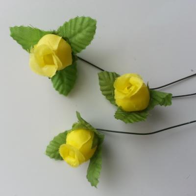 Lot de 3 roses et feuilles en tissu  sur tige jaune