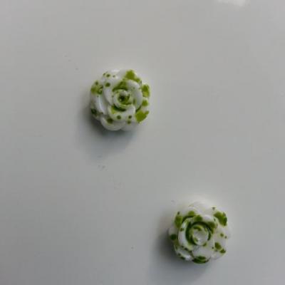 Lot de 2 fleurs en résine  14mm blanc et vert
