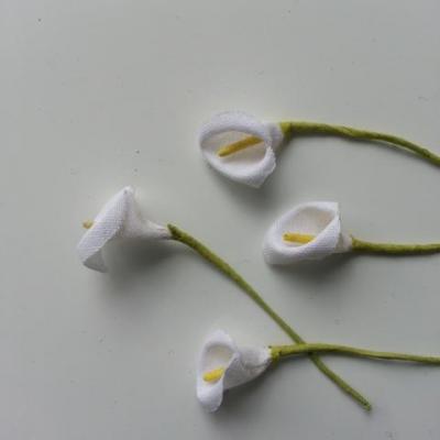 Lot de 4 minis fleurs arum sur  tige de 5cm ivoire