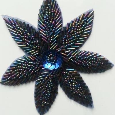 applique à coudre fleur en perle bleue irisée 10cm