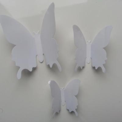 Petit  papillon  3D   en plastique 6.5*5.5 cm blanc