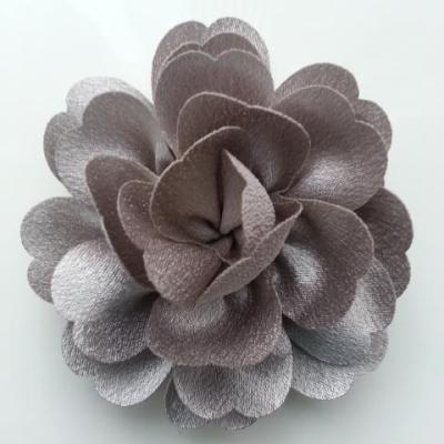 fleur en tissu cristal crêpe satiné  75mm gris