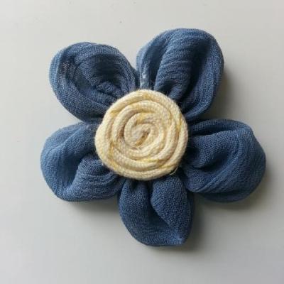 rosette en tissu crêpe bleu et ivoire 45mm