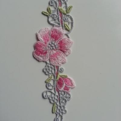 applique  en dentelle aux fleurs rose 17*4,5cm