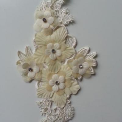 applique  en dentelle et fleur ivoire  avec  strass 22,5*12cm