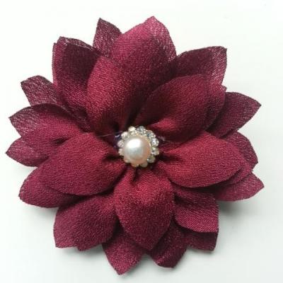 fleur en tissu centre perle et strass de 55mm bordeaux