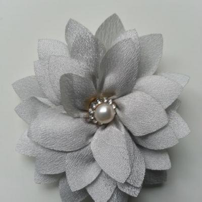 fleur en tissu centre perle et strass de 55mm gris