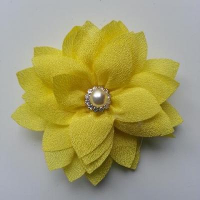 fleur en tissu centre perle et strass de 55mm jaune