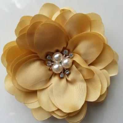 grande fleur en satin de soie centre perle et strass 90mm moutarde