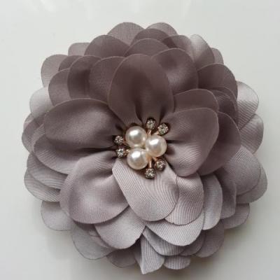 grande fleur en satin de soie centre perle et strass 90mm gris