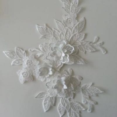 applique  en dentelle et fleur blanc  15*19cm