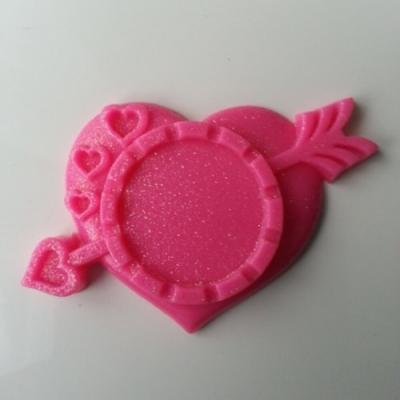 Support pour cabochon de 25mm  en résine  coeur flêche rose fuchsia