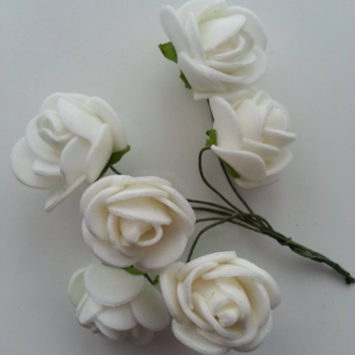 Lot de 6 roses  en mousse  2.5cm sur tige blanc