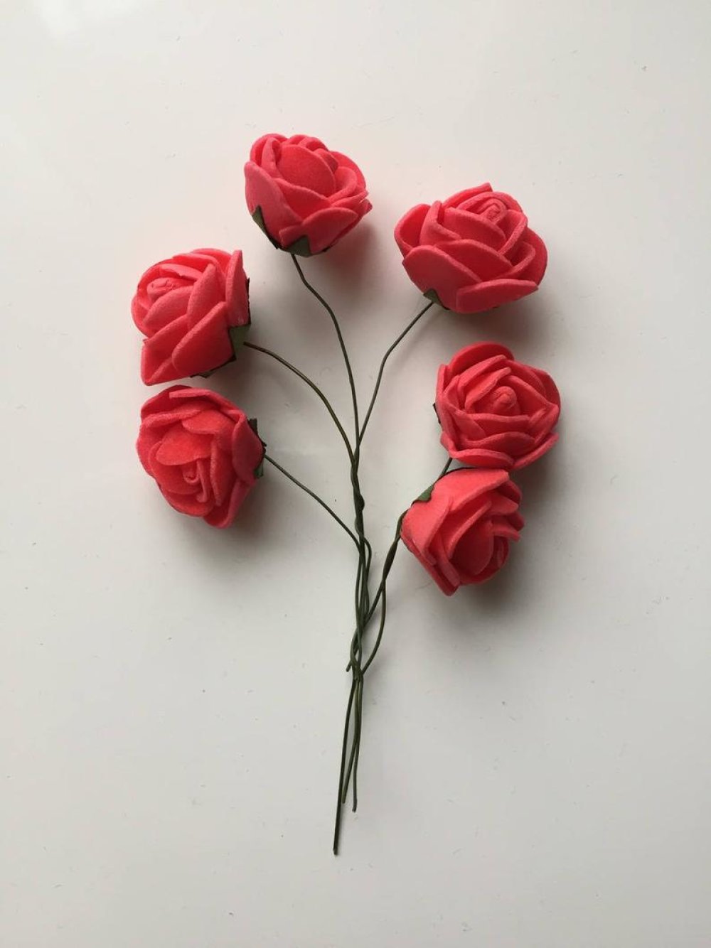 Lot de 6 roses en mousse 2.5cm sur tige rouge