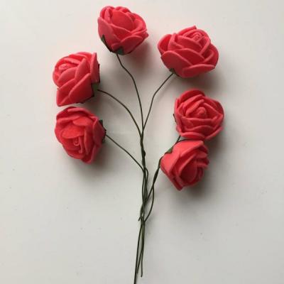 Lot de 6 roses  en mousse  2.5cm sur tige rouge