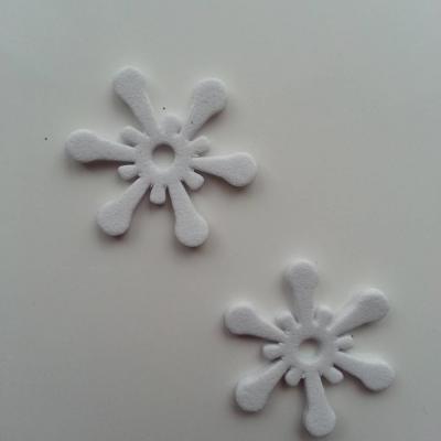 Lot de 2 etoiles de noel  en mousse autocollante blanche 25mm  (1)