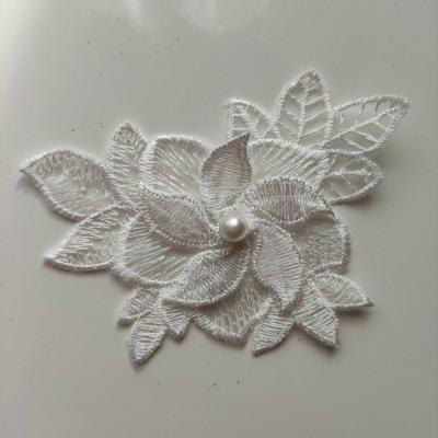 applique  en dentelle et fleur blanc  perlée 10*7,5cm