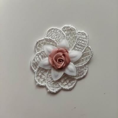 fleur  en dentelle blanche et mini rose vieux rose 50mm