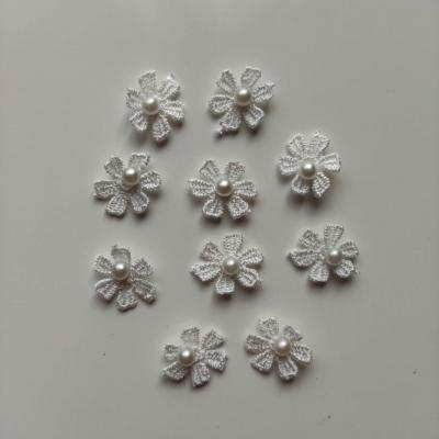lot de 10 petites fleur  en dentelle blanche perlées 15mm
