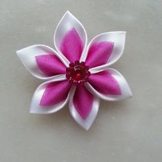 Fleur satin blanche et organza rose fuchsia 5cm