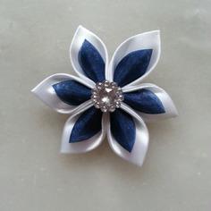 Fleur satin blanche et organza bleu marine 5cm