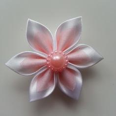 Fleur satin blanche et organza rose pâle 5cm