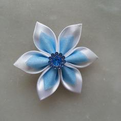 Fleur satin blanche et organza bleu ciel 5cm