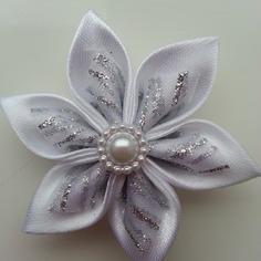 Fleur satin blanche et organza pailleté blanc et argent  5cm