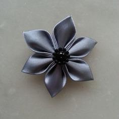 Fleur satin  5cm gris foncé