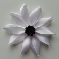 Fleur de satin  7,5cm blanche