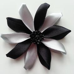 Fleur de satin bicolore 7,5cm noire et gris