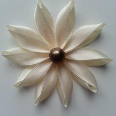 Fleur de satin  7,5cm ivoire