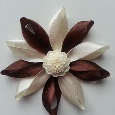 Fleur de satin bicolore 7,5cm ivoire et marron