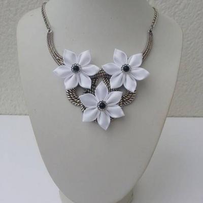 collier plastron en métal argenté avec fleurs de satin blanche