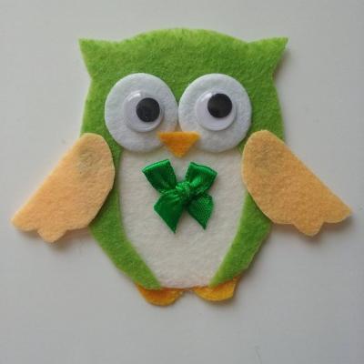 chouette /hibou en feutrine vert et beige  90*70 mm