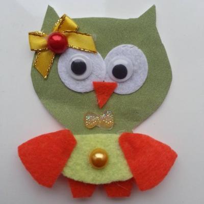 chouette /hibou en feutrine et simili cuir vert jaune et orange    65*80mm