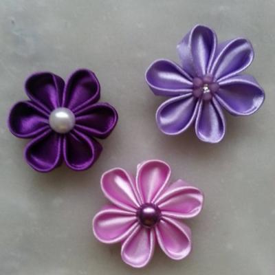 5 cm lot de 3 fleurs de satin dans les tons mauve / violet petales ronds