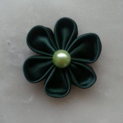 Fleur de satin 5 cm pétales ronds vert foncé