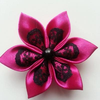 Fleur satin rose fuchsia  et dentelle noire 5cm